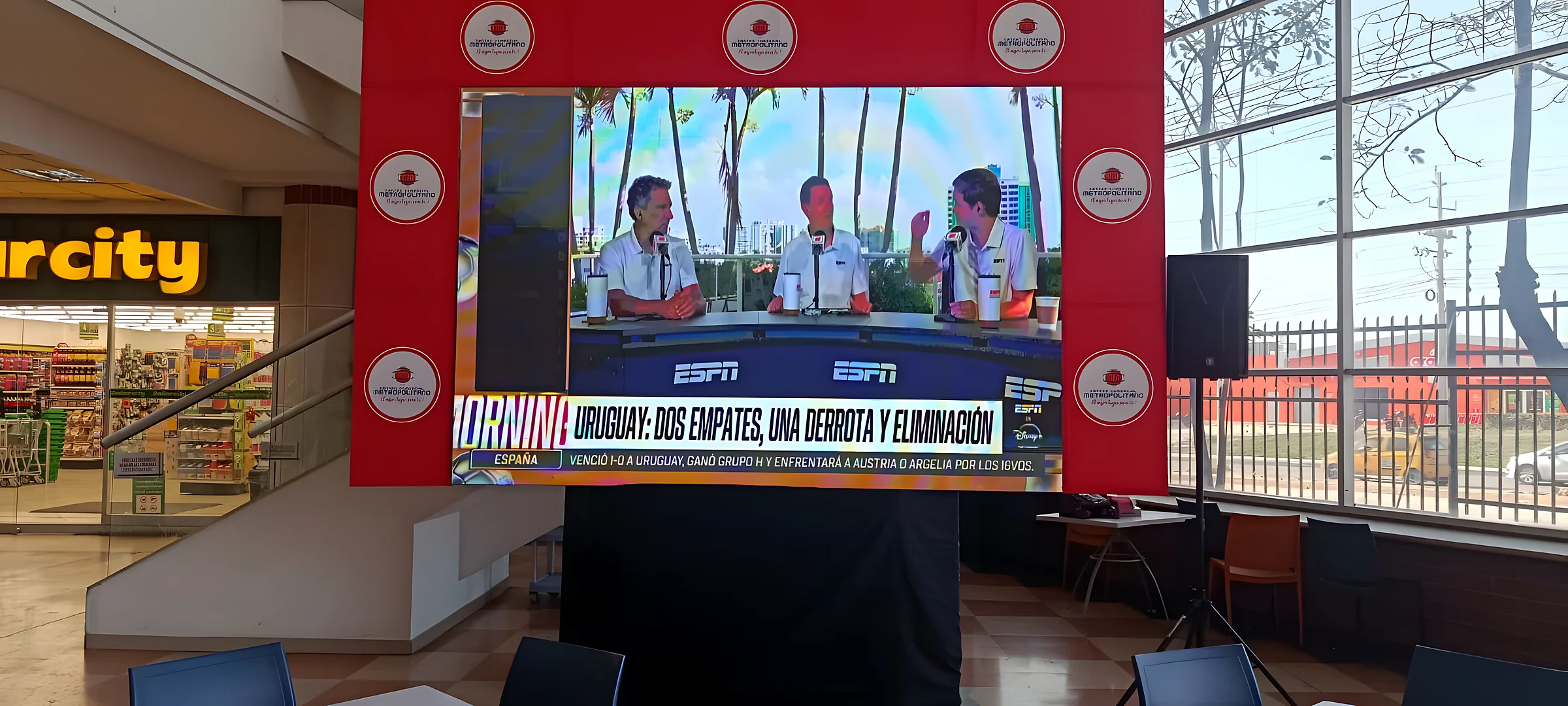 Pantalla LED con transmisión en centro comercial