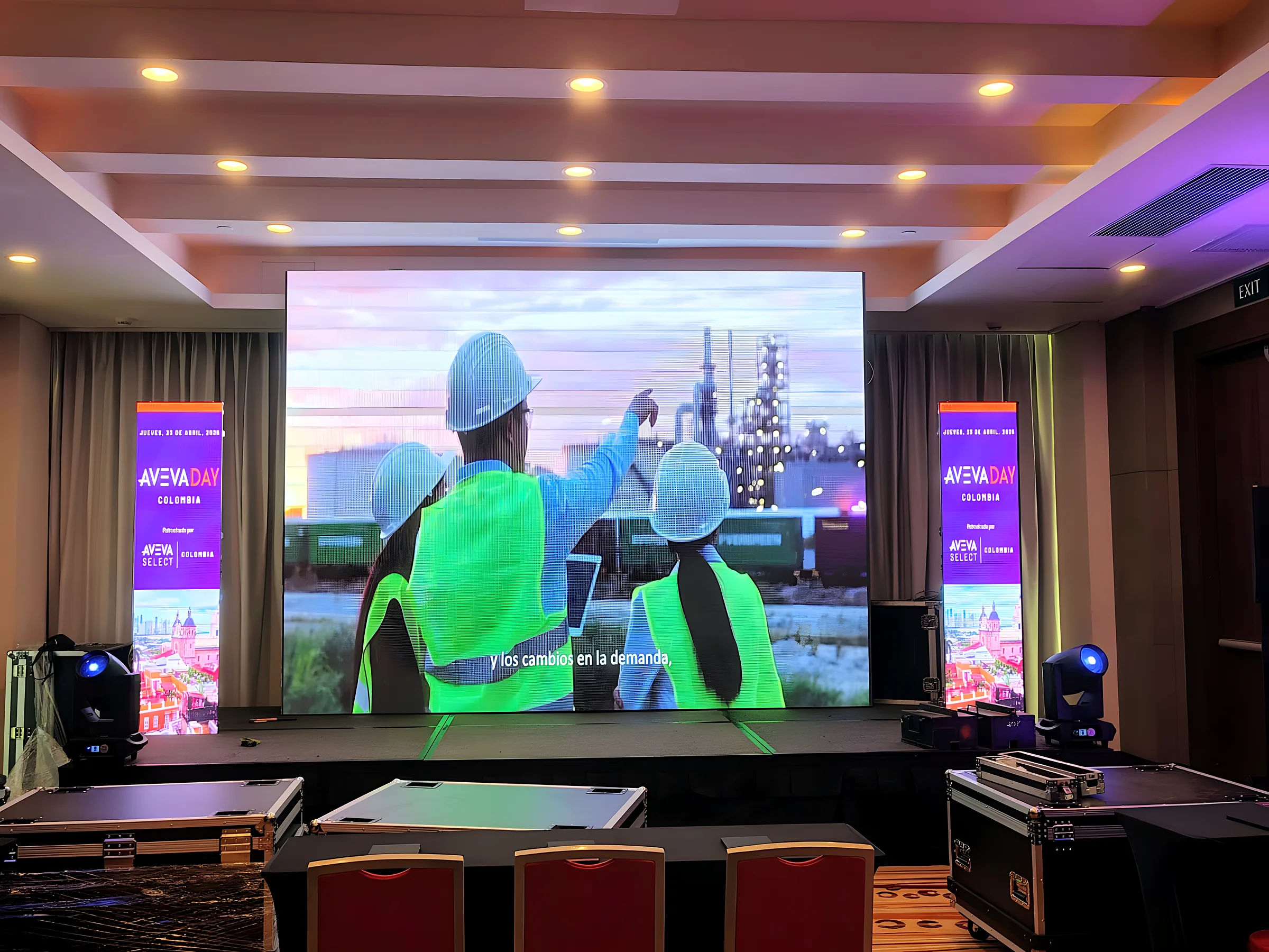 Muro LED en salón para evento corporativo