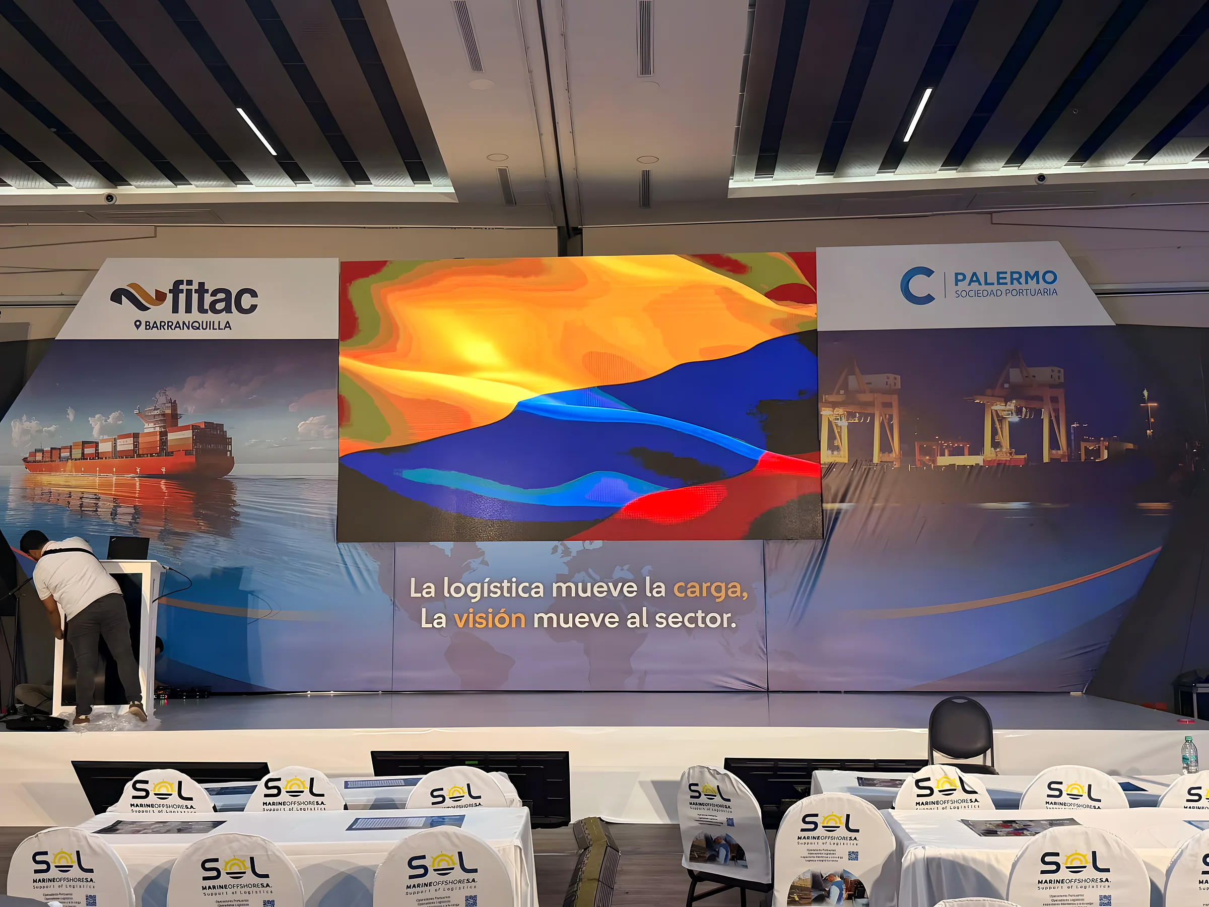 Pantalla LED de gran formato para foro empresarial