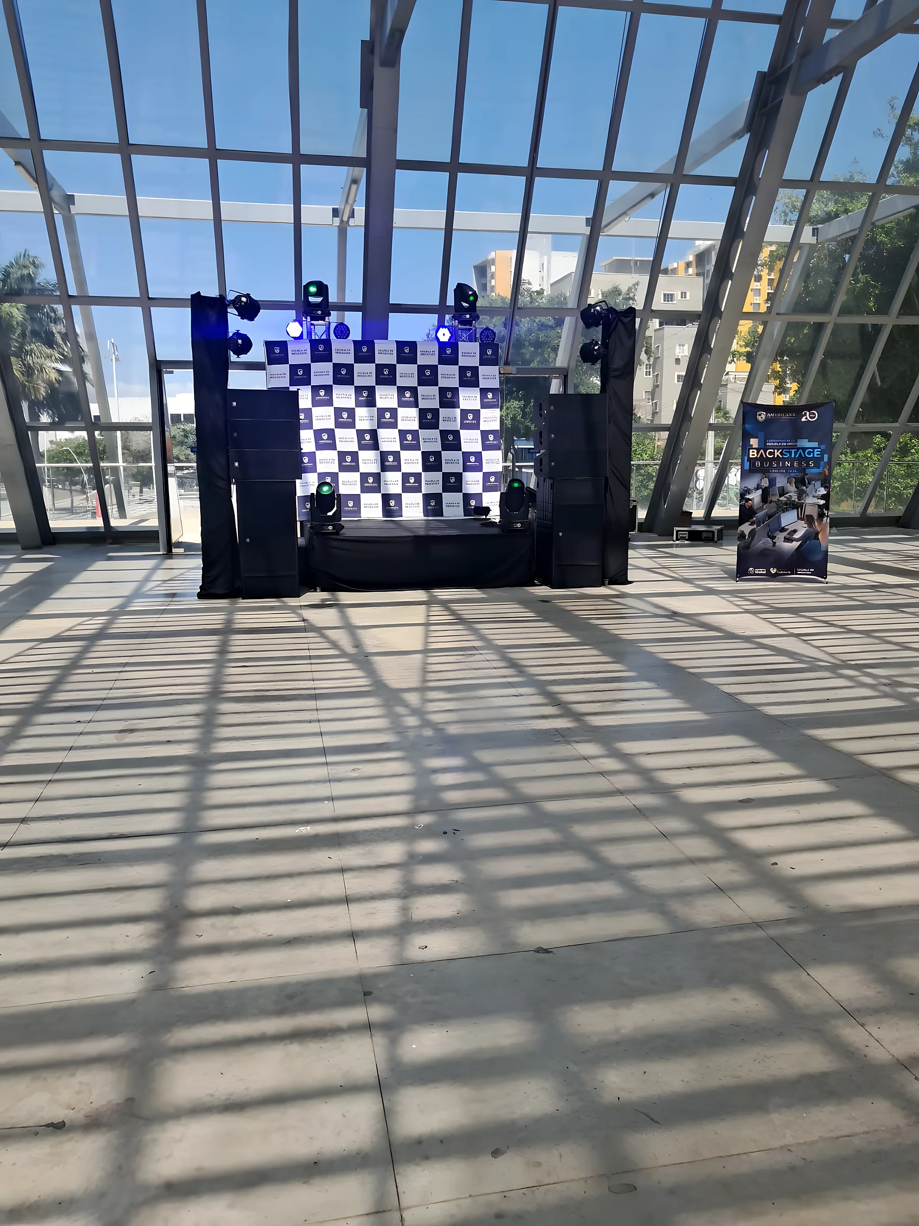 Pantalla LED sobre truss en espacio exterior