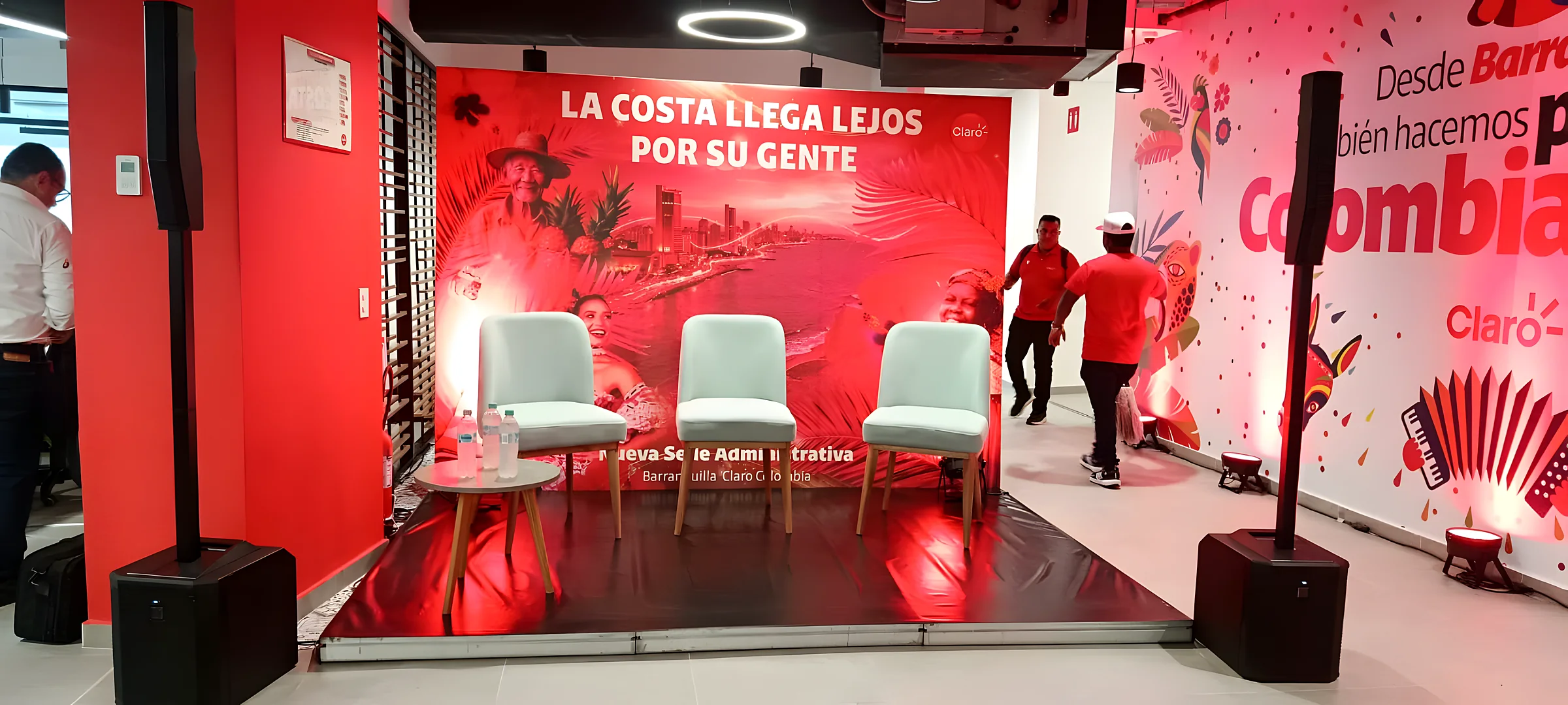 Set de lanzamiento con pantalla y ambientación roja