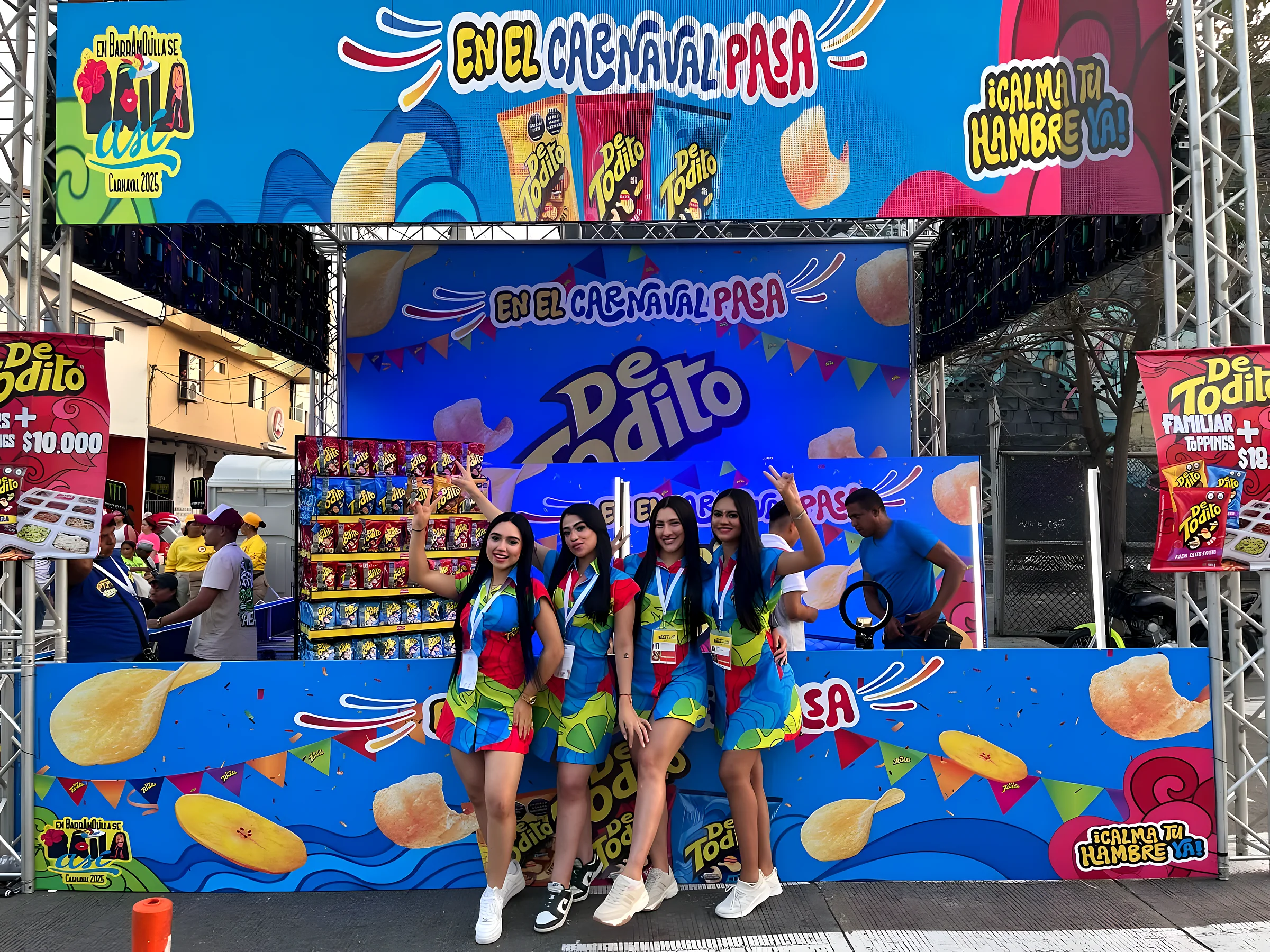 Stand de activación de marca con anfitrionas