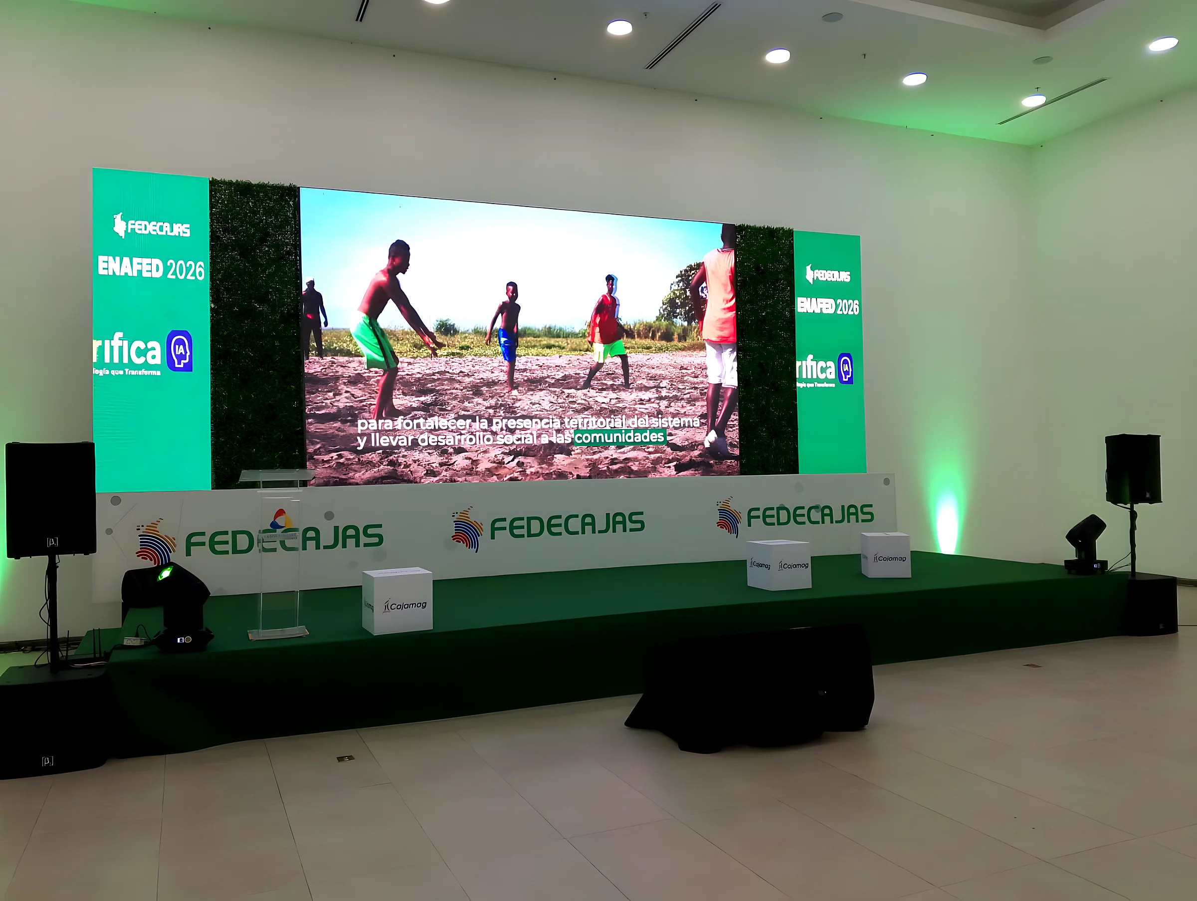 Pantalla LED en congreso con luz verde